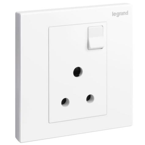 GALION - 1 GANG BRITISH STANDARD SWITCHED SINGLE POLE SOCKET OUTLET - 5A - WHITE