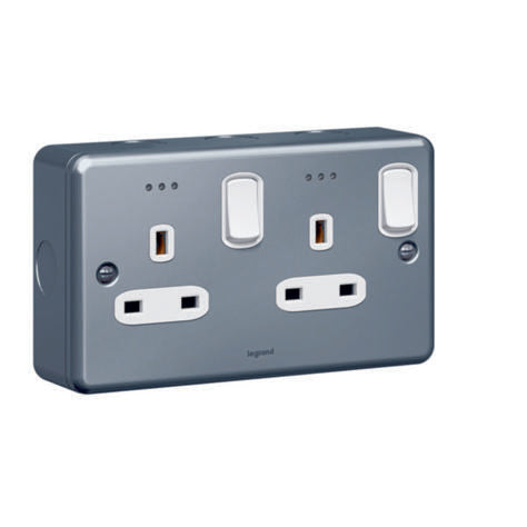 SYNERGY - DOUBLE POLE SOCKET OUTLET - 2 GANG SWITCHED + LED - 13 A 250 V~ - METALCLAD